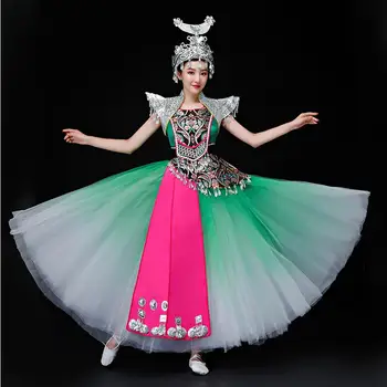 Čínskych Etnických menšín Miao festival oslavuje skupiny tanečnej scény výkon dlhé šaty, kostýmy jedinečné vysoko kvalitné